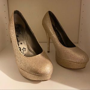 Gold glittery Pumps